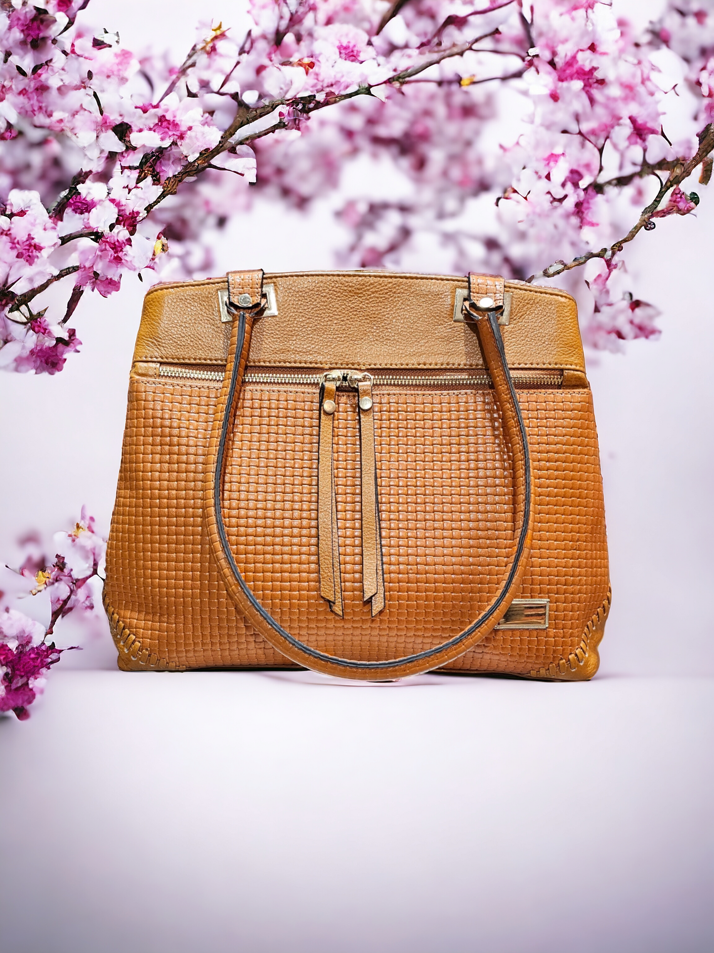 Camel leather women's purse with spacious compartments, multiple zippered pockets, and a timeless design. Ideal for everyday use or special occasions.