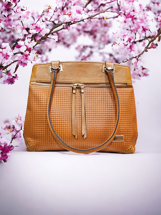 Camel leather women's purse with spacious compartments, multiple zippered pockets, and a timeless design. Ideal for everyday use or special occasions.