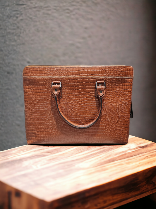 Brown leather laptop bag with crocodile pattern, adjustable shoulder strap, and three compartments. Perfect for 15-inch laptops, with a timeless design and practical layout for work or study.